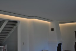 Indirektes Licht mit Lichtvoute vor Steinwand